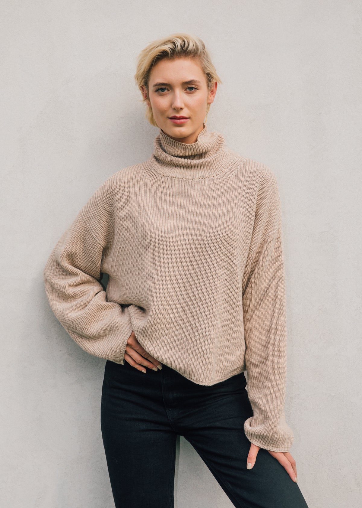 Neve Cropped Turtleneck in Oat Cotton Cashmere