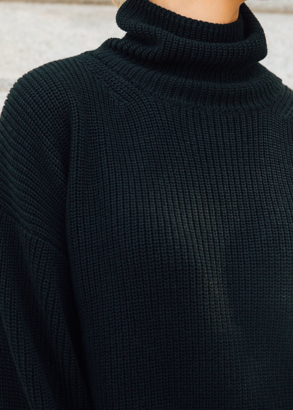 Neve Cropped Turtleneck in Black Cotton Cashmere